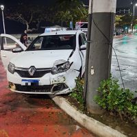 Mulher bate em três placas de trânsito na praça Almirante Tamandaré