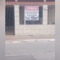 “Vai se incomodar”: morador coloca placa ameaçadora para impedir estacionamento