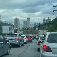 Final de tarde é de trânsito intenso em Itajaí