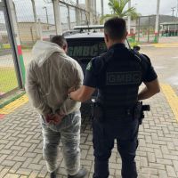 Foragido por roubo é preso em BC