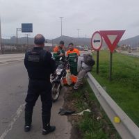 Motociclista perde o controle e cai na BR 101