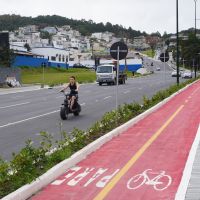 Ciclovias não dão conta da onda de patinetes e motos elétricas