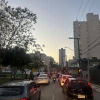 Saída de escola e volta dos universitários congestiona a rua Uruguai