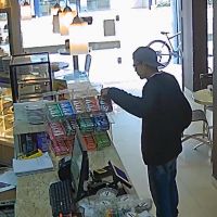 Vídeo flagra assalto em confeitaria famosa em plena tarde de quarta