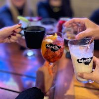 Noite “cringe” promete agitar pista do Balbúrdia Cervejaria