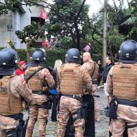 PM retira famílias de movimento que ocupou prédio em Itajaí