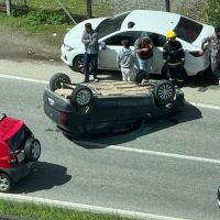Carro capota ao bater atrás de outro veículo em Itapema