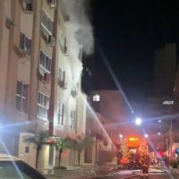 Bombeiros levam quase duas horas pra controlar incêndio em apê