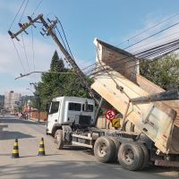 Acidente com caminhão-caçamba em frente à secretaria de Obras trava trânsito e causa apagão