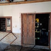 Incêndio destrói parte de sobrado em Porto Belo