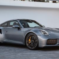 Novo Porsche 911 Turbo S chega híbrido, mais potente e rápido do que nunca
