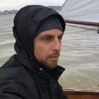 Velejador de Itajaí vítima de naufrágio teve homenagem com cortejo de veleiros