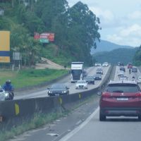 Trânsito com obras na BR 101 e fechando faixas em Balneário Camboriú