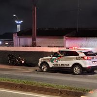Motociclista morre ao cair embaixo de caminhão