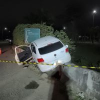 Carro perde o controle e para em cima da barreira da Transbeto