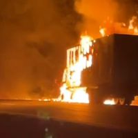 Caminhão com eletrônicos e tintas pega fogo na BR 470