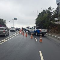 Óleo na pista interdita avenida Panorâmica em BC