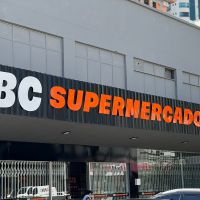 Antiga loja de móveis vira supermercado com açougue diferenciado