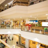 Atlântico Shopping abre espaço para histórias reais na exposição “É Cor de Rosa Choque”