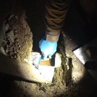 Traficante tenta fugir da PM e esconde drogas no cano da privada