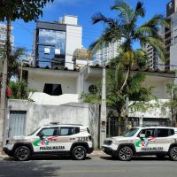 Casas que vão virar arranha-céu viram abrigo de andarilhos e esconderijo de produtos furtados