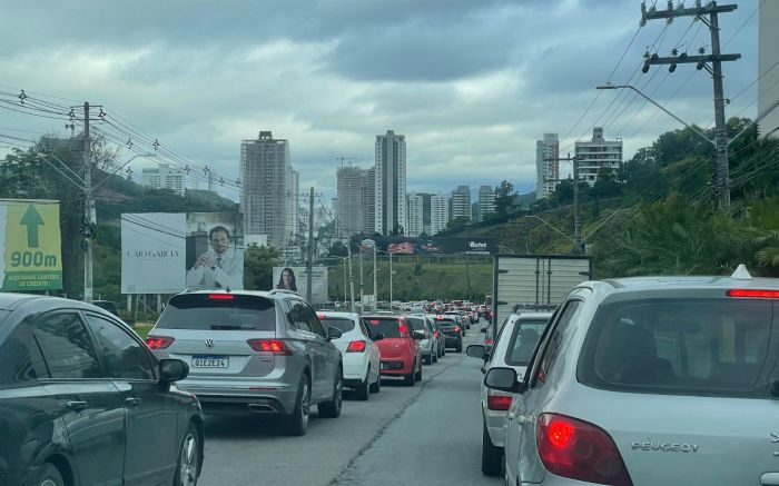 Final de tarde é de trânsito intenso em Itajaí