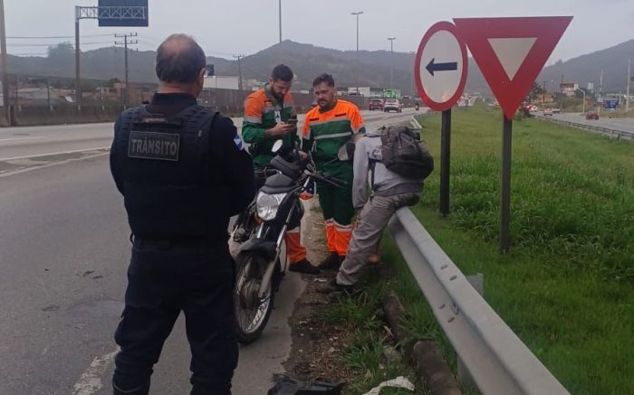 Motociclista foi encaminhado à UPA com escoriações (Foto: GMBC)