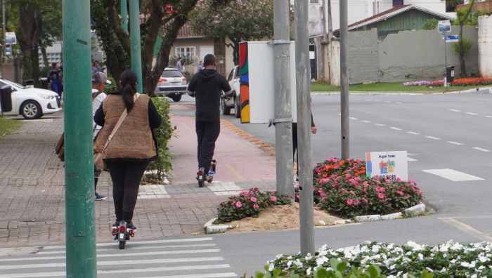 Patinetes e bikes precisam dividir o mesmo espaço (Foto: João Batista)