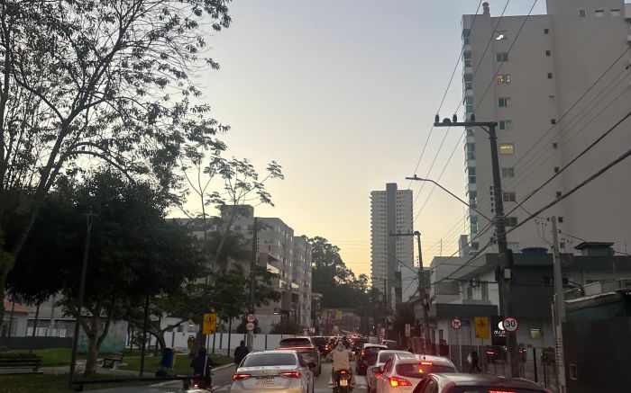 Saída de escola e volta dos universitários congestiona a rua Uruguai