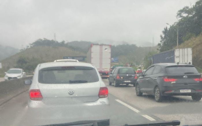 Acidente entre carreta e carro na BR 101 deixa 10 km de filas em Itajaí