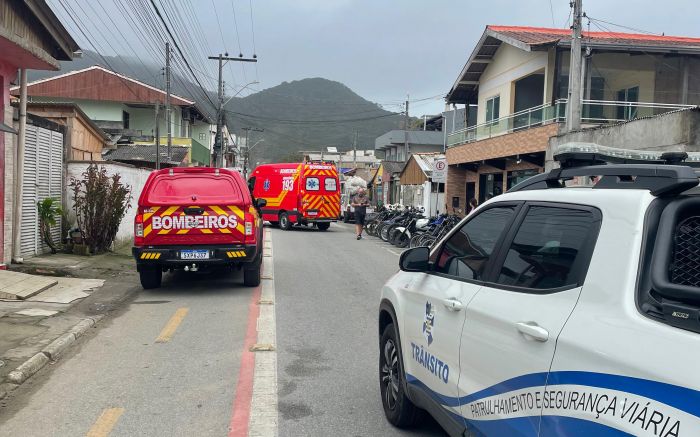 Incêndio começou por volta das 9h (Foto: GMBC)