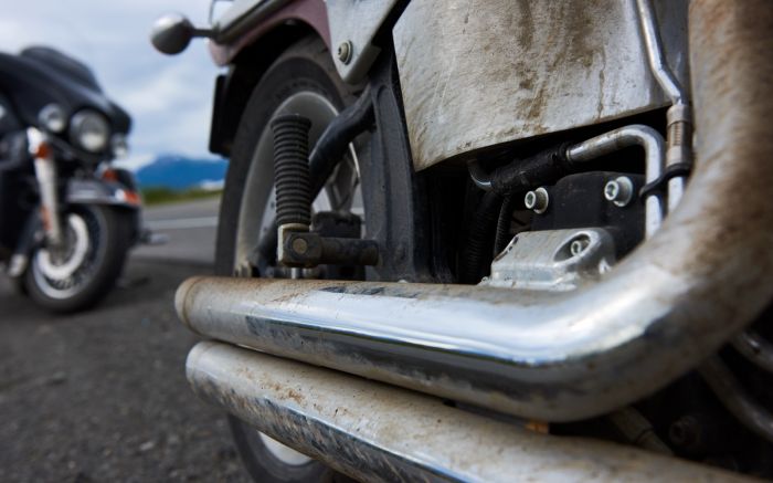 Legenda: Condutor flagrado com escapamento irregular leva multa grave e cinco pontos na CNH (Foto: Envato)