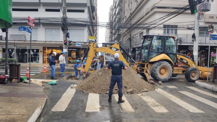 Serviço emergencial da Emasa complica o trânsito (Foto: GMBC)