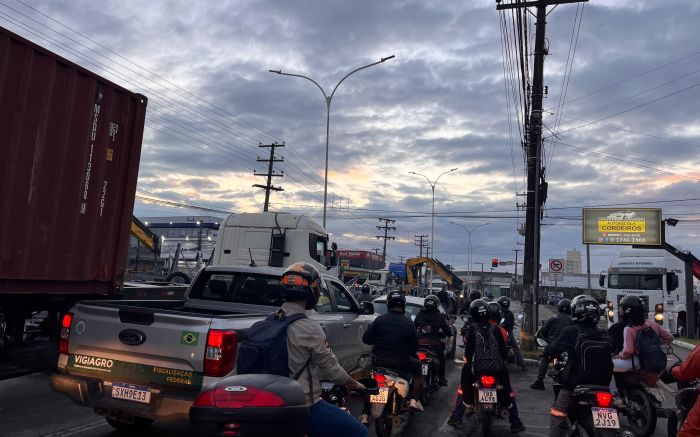 Segunda-feira tem pontos de congestionamento nas vias de acesso ao centro de Itajaí
