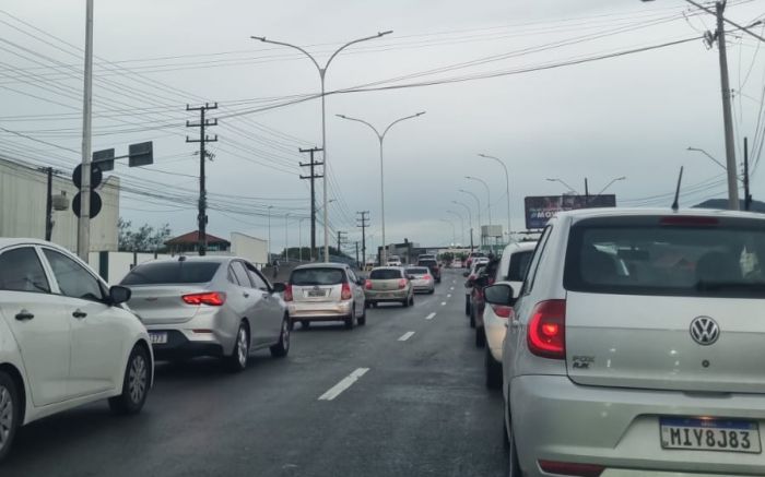 Acidente na BR 101 mata motociclista e deixa passageira gravemente ferida