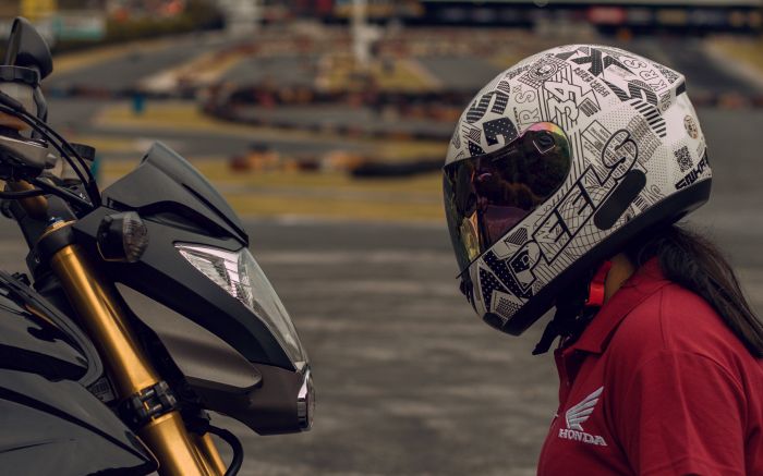 Uma década de dedicação na Promenac Motos, onde Brenda iniciou sua trajetória vendendo uma Fan 160 0 km (📸 Divulgação)