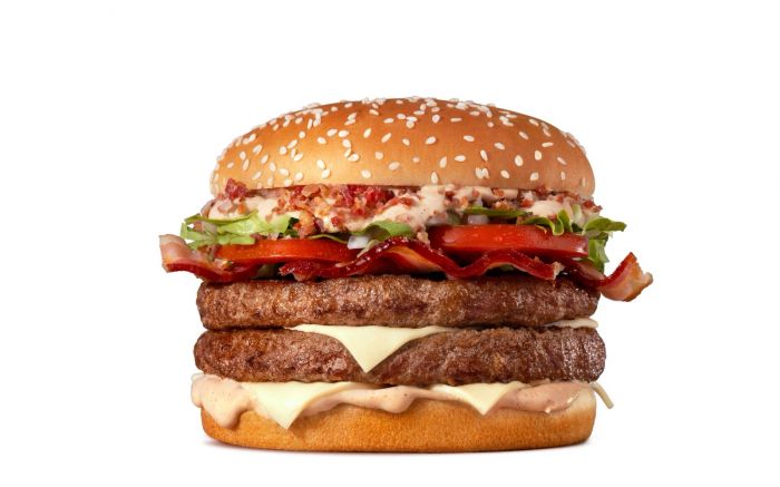 O queridinho Tasty agora vem em versão “turbinada”, com muito mais bacon e camadas de sabor (Foto: Divulgação/McDonald’s)