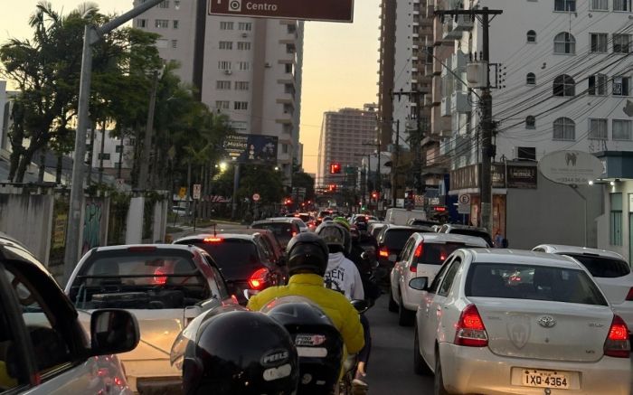 Rua Uruguai tá completamente travada