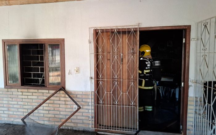 Felizmente, não havia ninguém em casa no momento do incêndio (Foto: Divulgação/CBMSC)