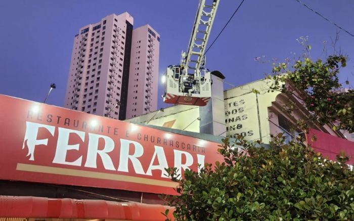 Bombeiros agiram rápido para evitar que chamas se espalhacem pra loja de tecido ao lado (Foto: Divulgação/CBMSC)