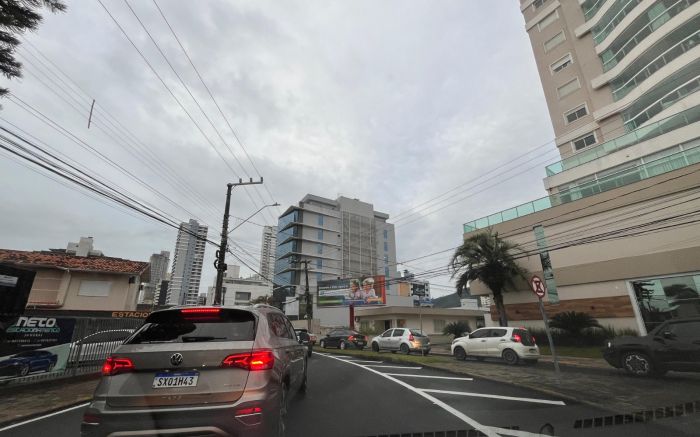 Rodovias e ruas de Itajaí e Balneário Camboriú têm congestionamentos e bloqueios