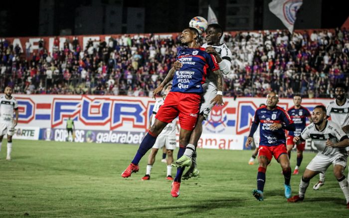 Marinheiro sofreu com as bolas paradas do alvinegro (Foto: Arthur Miranda)
