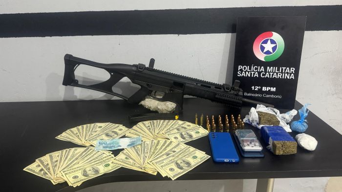 Dinheiro, drogas e arma estavam na casa do traficante (Foto: Divulgação PMSC)
