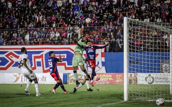 Marinheiro busca reabilitação após derrota para o Figueirense (Foto: Arthur Miranda)