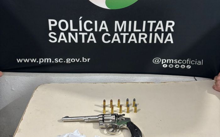 A arma estava carregada e com munições de sobra (Foto: Divulgação/PMSC)