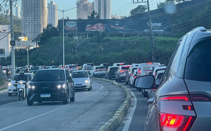 Congestionamento é intenso na divisa entre Itajaí e Balneário Camboriú