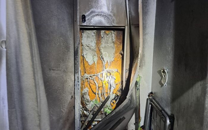 Legenda: Fogo em quadro elétrico mobilizou bombeiros em Itapema; chamas foram controladas sem feridos (Fotos: 13°BBM - IMPRENSA)