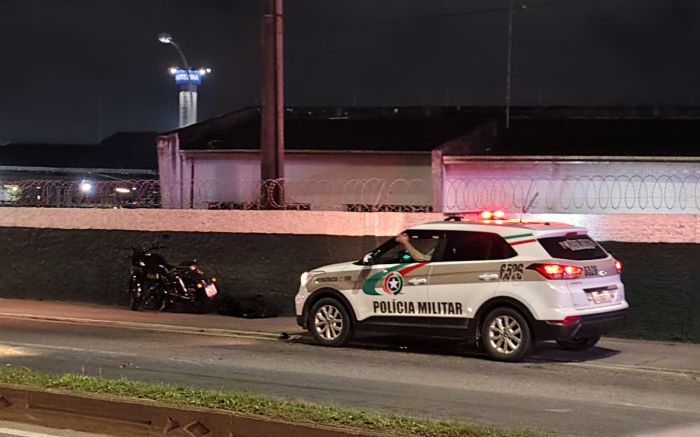 Motociclista morreu após ser atropelado por caminhão (Foto: Fran Marcon)