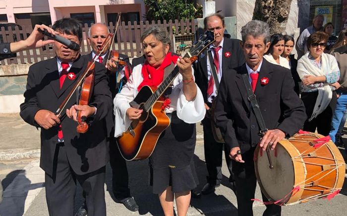 Comunicativa e sempre sorridente, Lúcia cantou e tocou durante a histórica live das Festas do Divino de Penha e Barra Velha durante a pandemia (Foto Divulgação)
