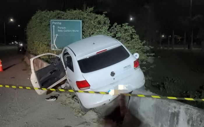Acidente deixou três pessoas feridas na noite de sábado (Foto: CBMSC)